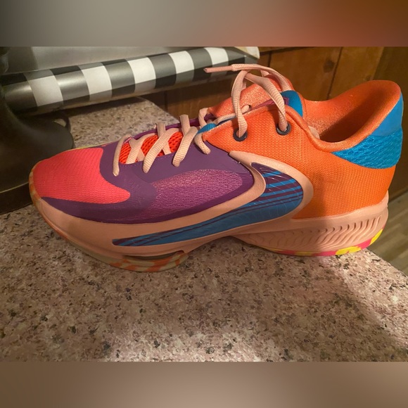 Nike Freak shoes. Size 9. Only worn inside twice. - Picture 2 of 7